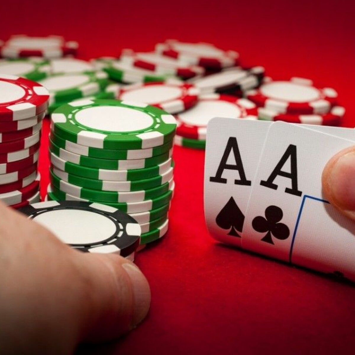 Improve Your Poker Skills by Reading Other Poker Players